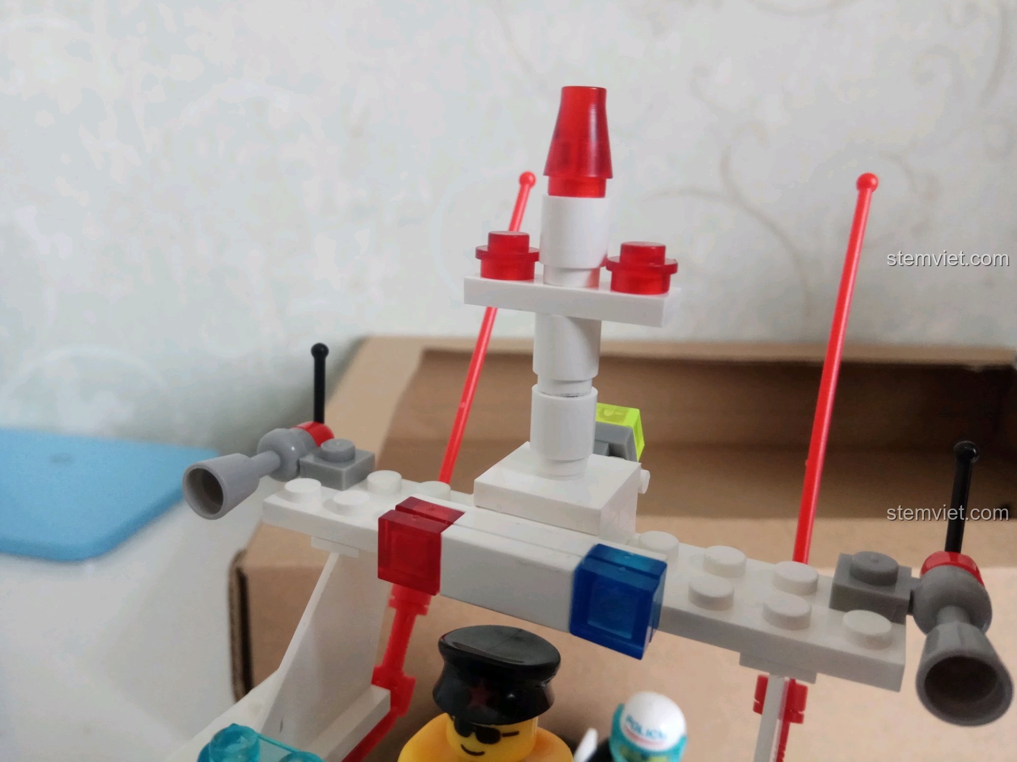 Tháp radar và ăng-ten trên nóc cabin tàu tuần tra.