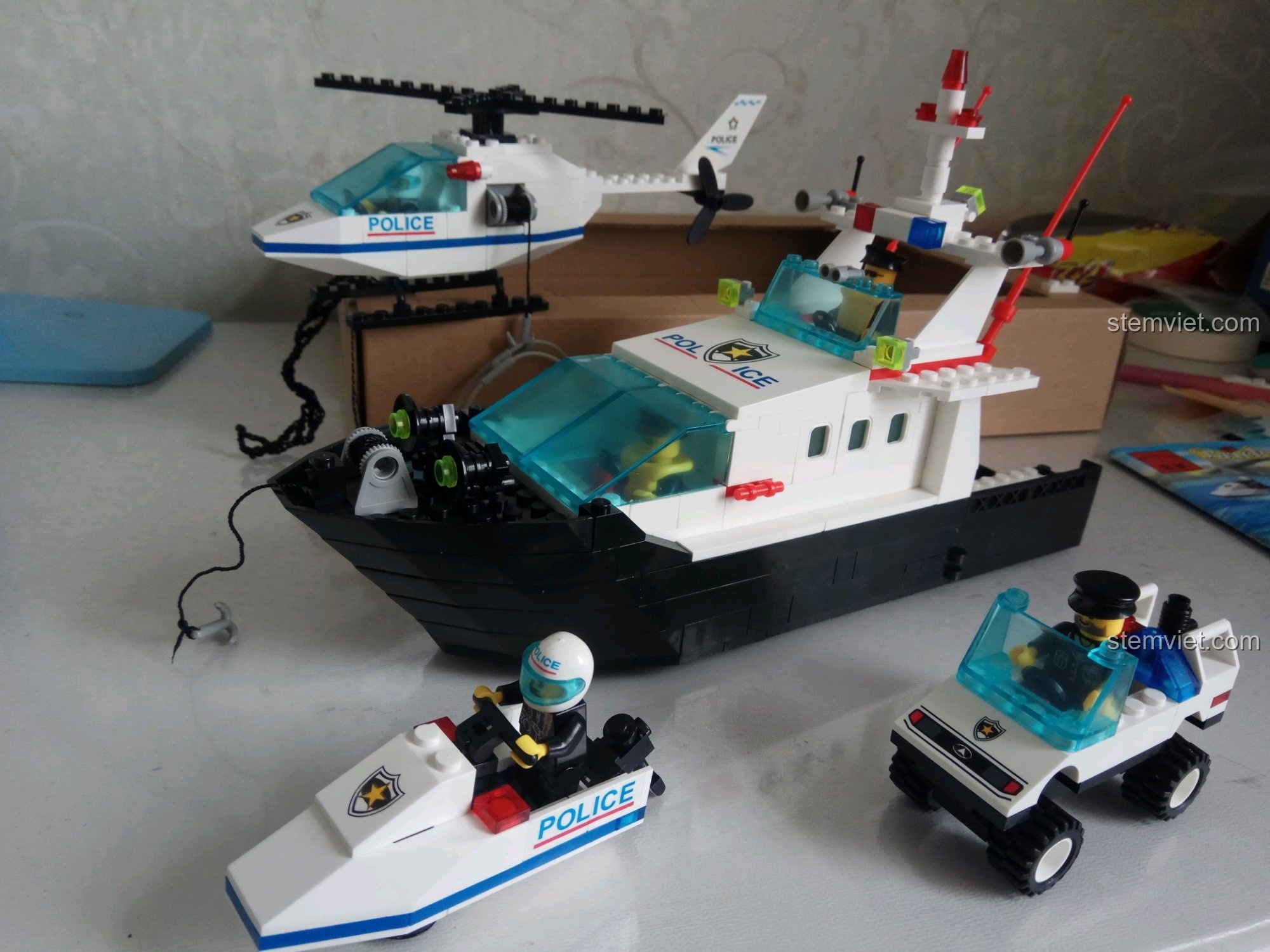 Toàn bộ các mô hình trong bộ Enlighten 109: tàu, trực thăng, xe jeep và mô tô nước.