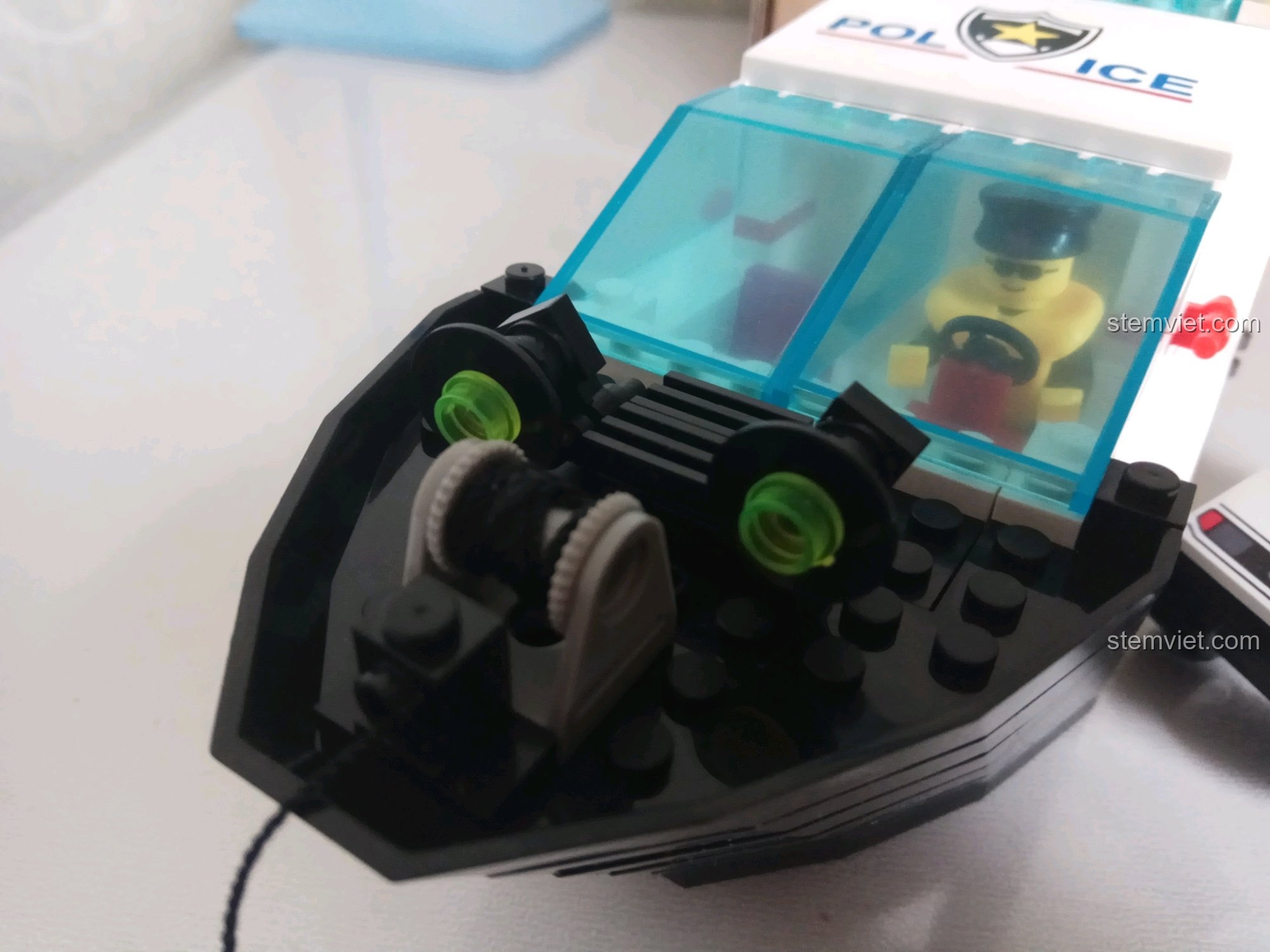 Chi tiết tời và neo ở mũi tàu tuần tra cảnh sát.