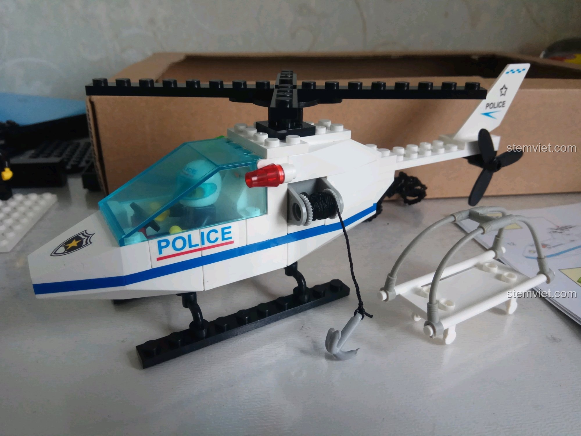 Mô hình trực thăng cứu hộ cảnh sát hoàn chỉnh với tời và cáng cứu thương.