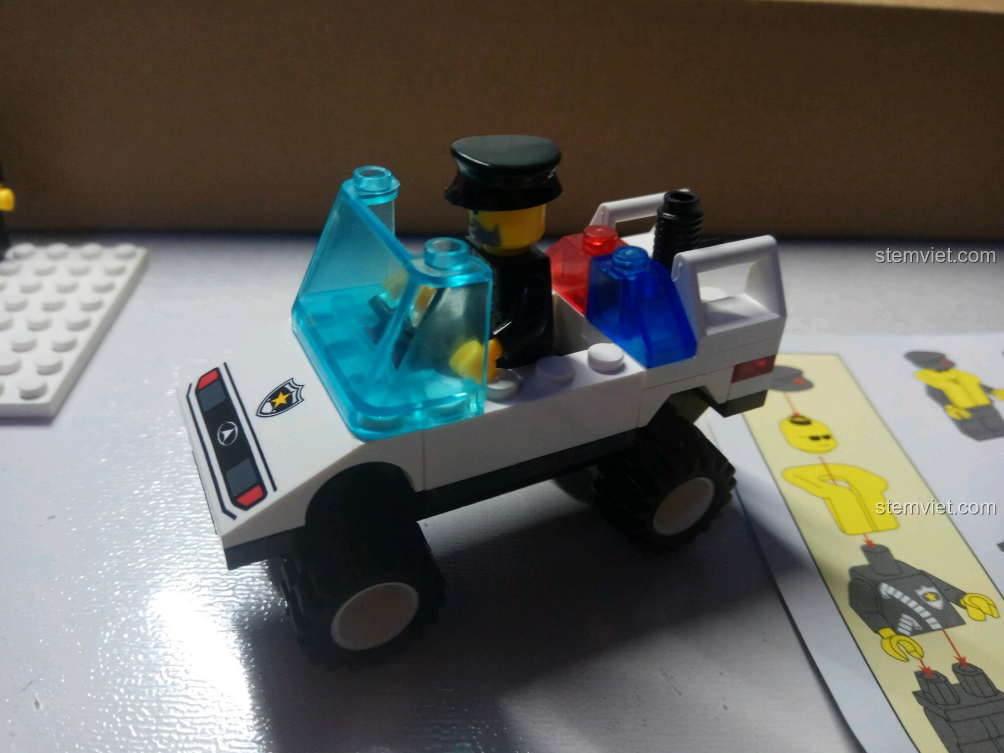 Mô hình xe Jeep cảnh sát hoàn chỉnh từ bộ lắp ráp Tàu Tuần Tra Cảnh Sát Enlighten 109.