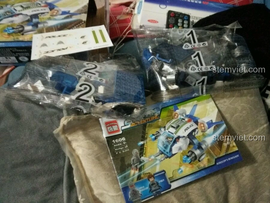 Các túi mảnh ghép được đánh số và tờ hướng dẫn của bộ Enlighten 1606 Máy bay chiến đấu không gian, sẵn sàng cho quá trình lắp ráp.