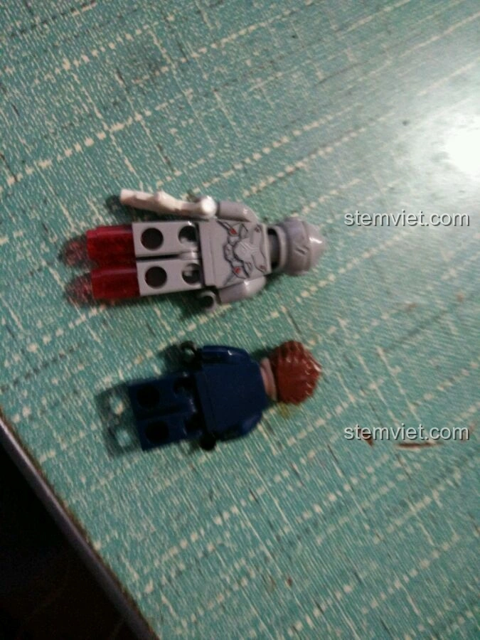 Mặt sau của hai minifigures trong bộ Enlighten 1606, cho thấy chi tiết in ấn ở lưng của Robot Cảnh Sát.