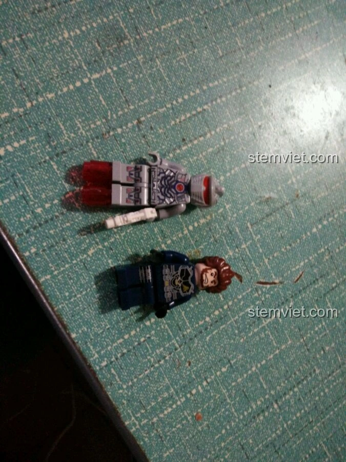 Hai minifigures Virus Robocop và Frey từ bộ Enlighten 1606 Phi Thuyền Cảnh Sát Không Gian & Robot Nổi Loạn, với chi tiết in ấn rõ nét.