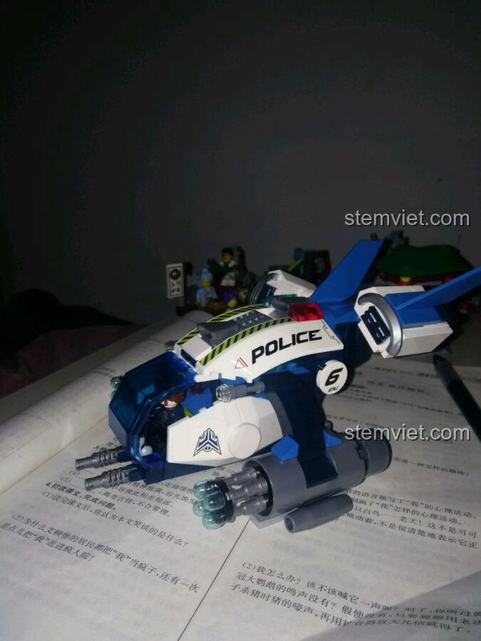 Mô hình Phi Thuyền Cảnh Sát Không Gian & Robot Nổi Loạn Enlighten 1606 đã hoàn thành, với thiết kế mạnh mẽ và màu sắc nổi bật.