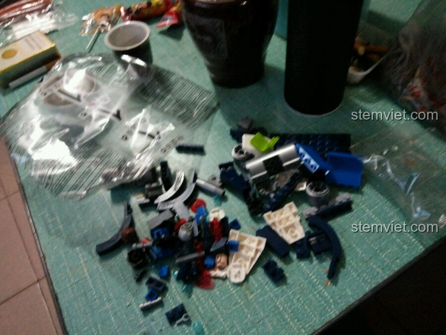 Các mảnh ghép của bộ Enlighten 1606 Phi Thuyền Cảnh Sát Không Gian & Robot Nổi Loạn đã được đổ ra bàn, sẵn sàng để lắp ráp.