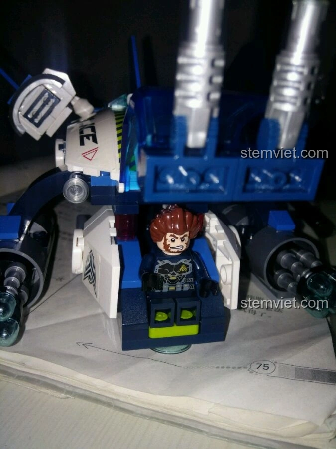 Minifigure Frey ngồi trong buồng lái của Phi Thuyền Cảnh Sát Không Gian Enlighten 1606, thể hiện khả năng tương tác của mô hình.