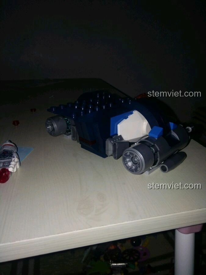 Cận cảnh phần thân của Robot cảnh sát trong bộ Enlighten 1606 đang được lắp ráp, cho thấy cấu trúc chắc chắn.