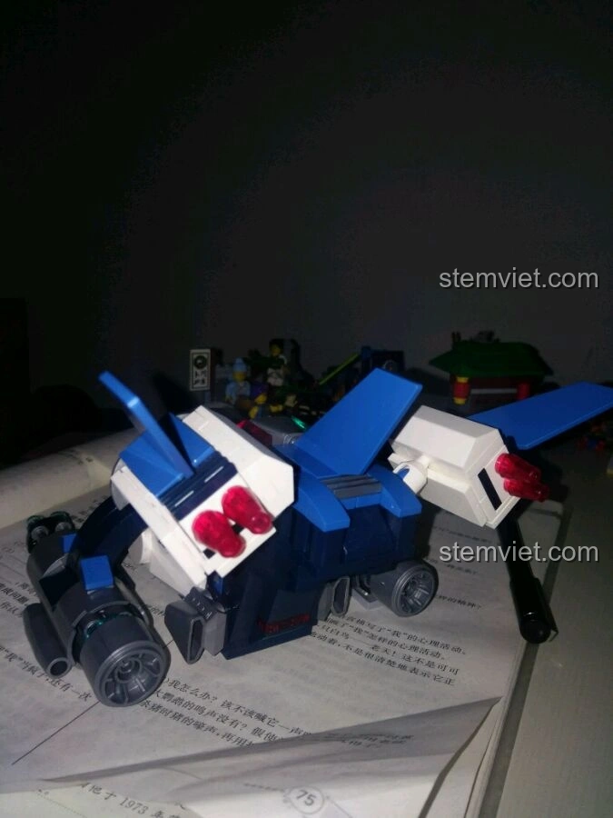 Mặt sau của mô hình phi thuyền Enlighten 1606 Robot cảnh sát đã hoàn thành, cho thấy các chi tiết động cơ và cánh.