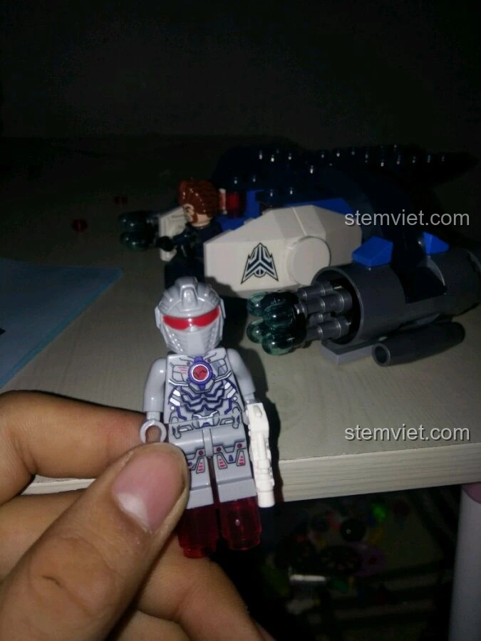 Minifigure Robot Cảnh Sát đứng cạnh phi thuyền đang lắp ráp của bộ Enlighten 1606, tạo cảm giác về quy mô.