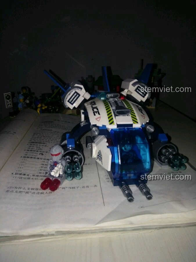 Mô hình Tàu chiến đấu không gian Enlighten 1606 đã hoàn chỉnh cùng minifigure Robot Cảnh Sát, sẵn sàng cho cuộc chiến.