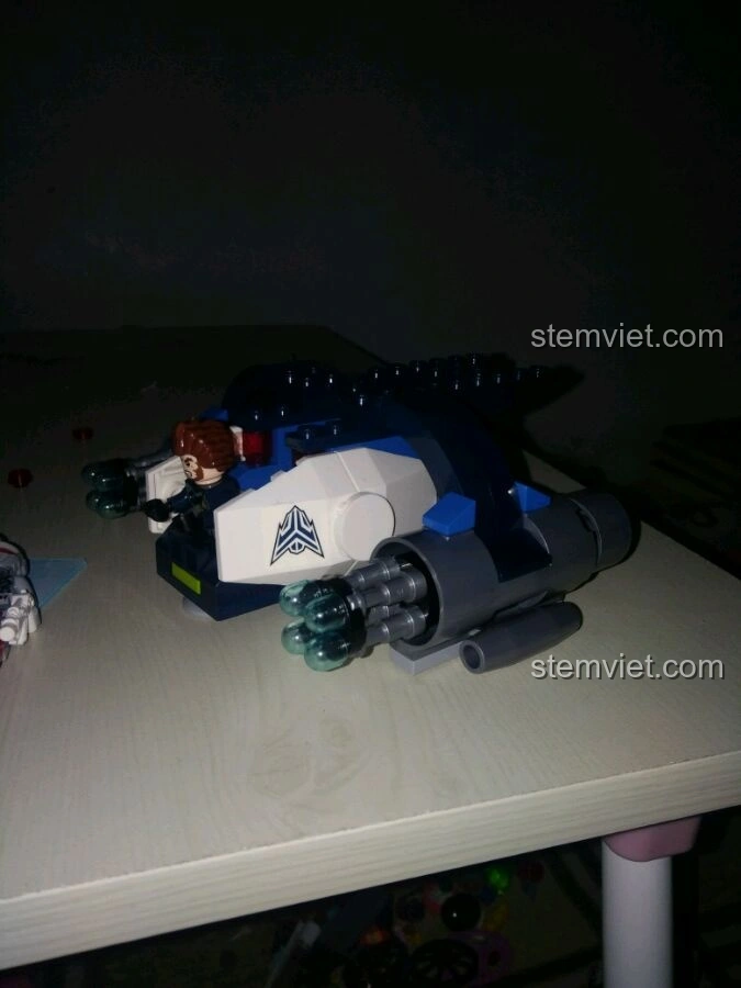 Một góc nhìn khác của phi thuyền đang lắp ráp từ bộ Enlighten 1606 Tàu chiến đấu không gian, thể hiện sự phức tạp của mô hình.