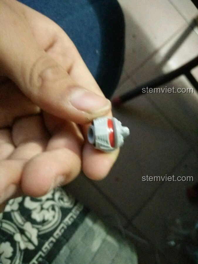 Cận cảnh một mảnh ghép có in ấn chi tiết của bộ Enlighten 1606 Tàu chiến đấu không gian, thể hiện sự tỉ mỉ trong thiết kế.