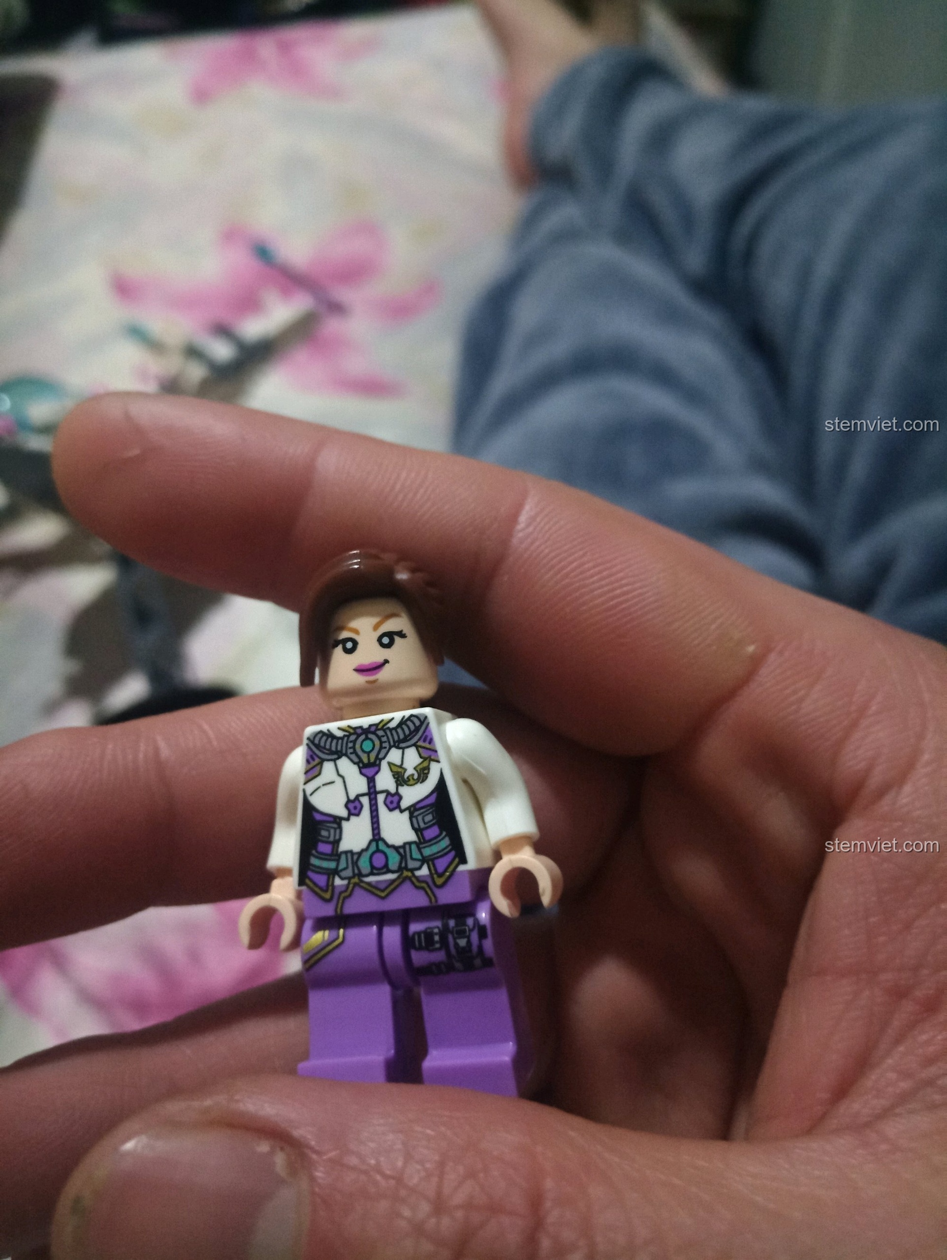 Cận cảnh nhân vật Elva, cho thấy chi tiết in trên áo và khuôn mặt.