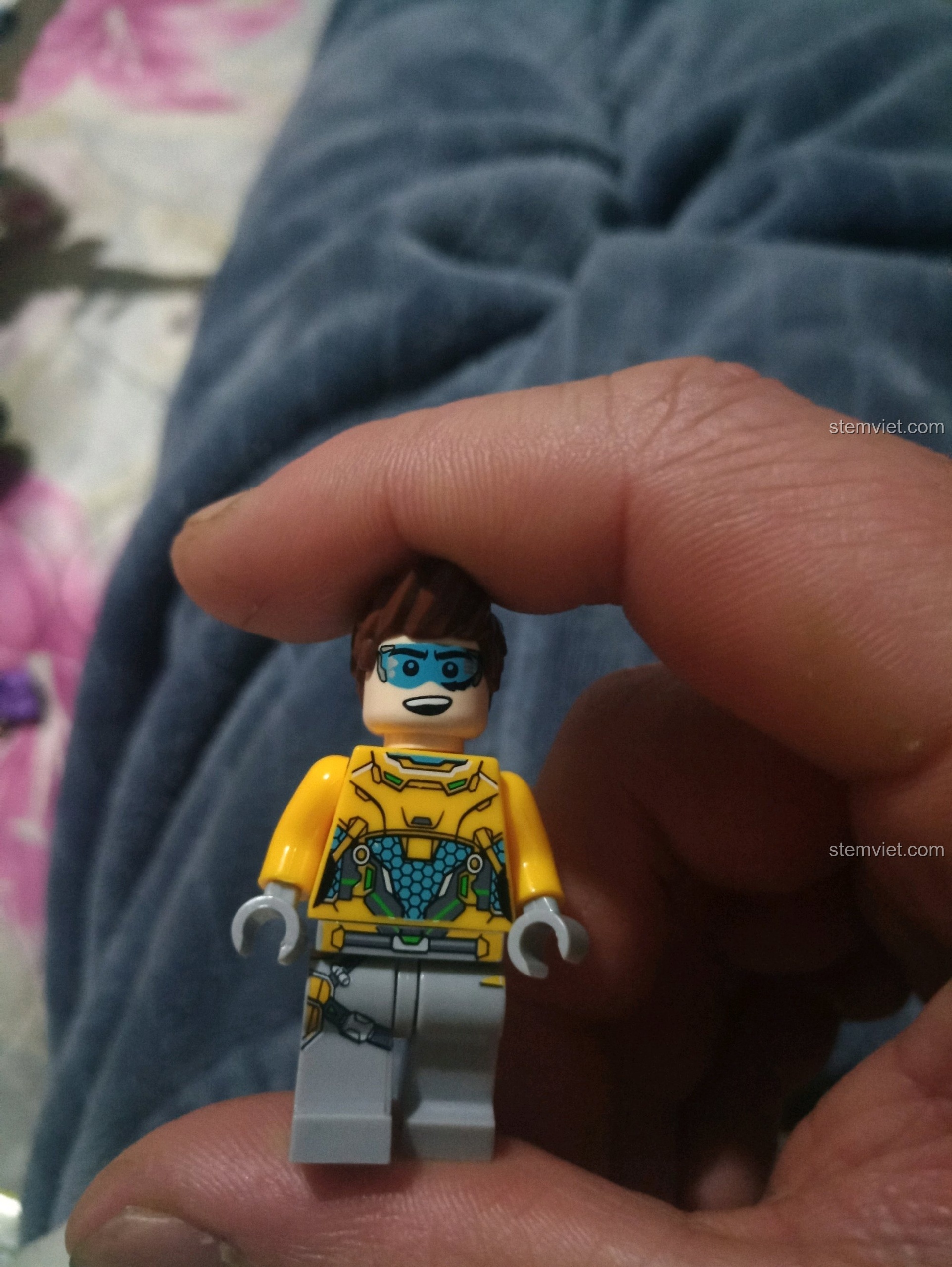 Cận cảnh nhân vật Rex, cho thấy chi tiết in trên áo và khuôn mặt.