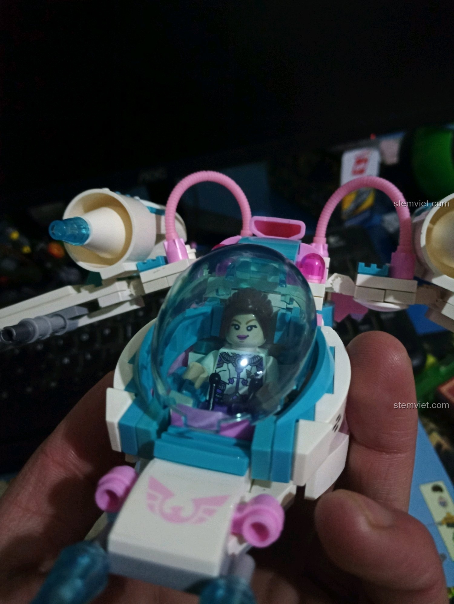 Cận cảnh nhân vật Elva ngồi trong khoang lái phi thuyền Phượng Hoàng, chi tiết in trên áo rất đẹp.