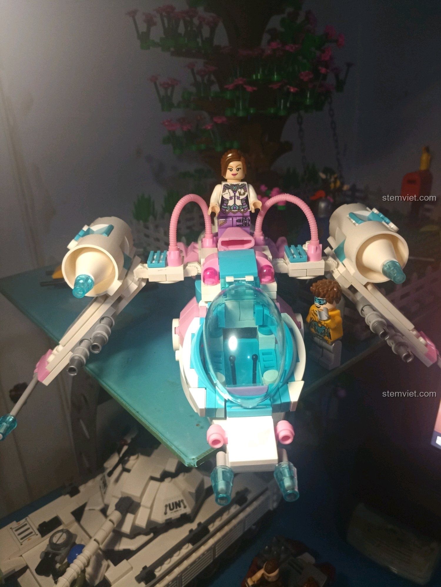 Phi thuyền Phượng Hoàng 1607 đã lắp ráp hoàn chỉnh, với hai nhân vật Elva và Rex.