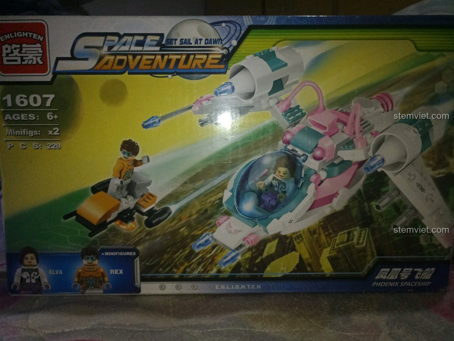 Hộp bộ lắp ráp Enlighten 1607 Phi thuyền Phượng Hoàng với hình ảnh phi thuyền và hai nhân vật Elva, Rex.