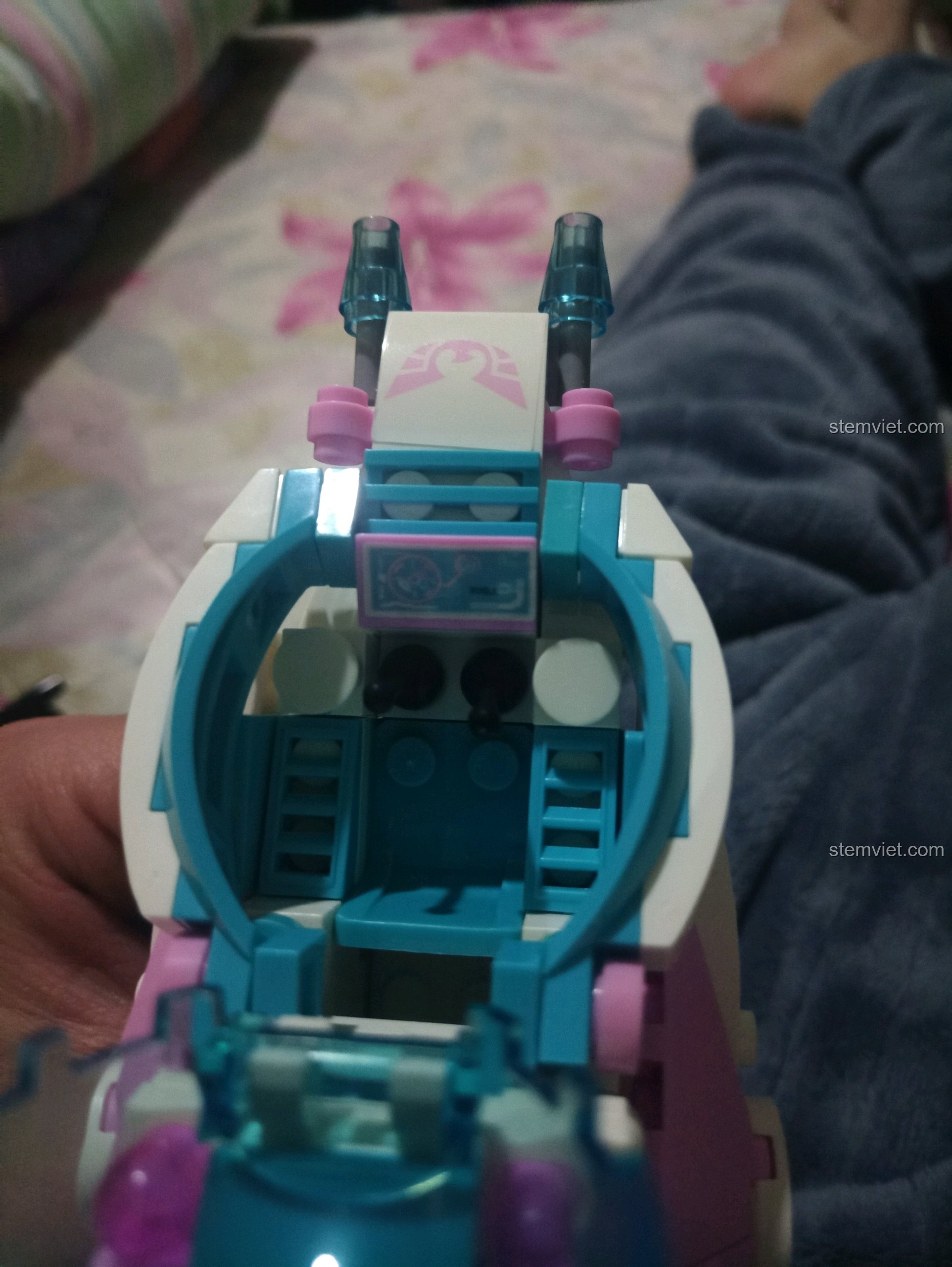 Cận cảnh khoang lái phi thuyền Phượng Hoàng, cho thấy chi tiết bên trong và chỗ ngồi của Elva.