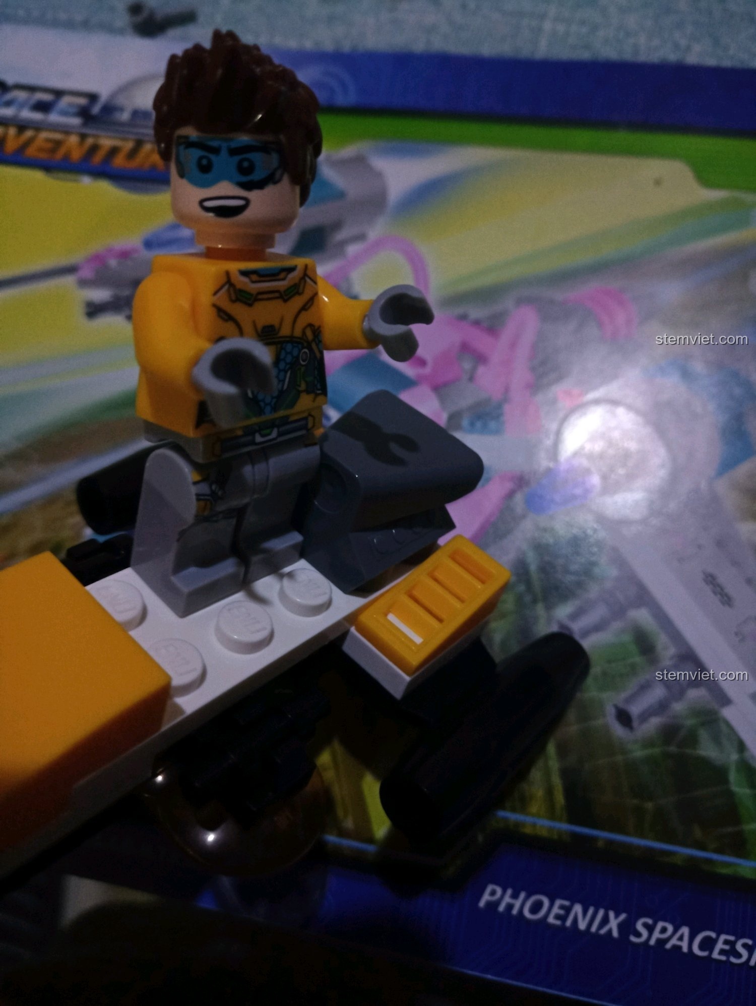 Cận cảnh nhân vật Rex ngồi trên chiếc xe địa hình nhỏ, chi tiết in trên áo rất đẹp.