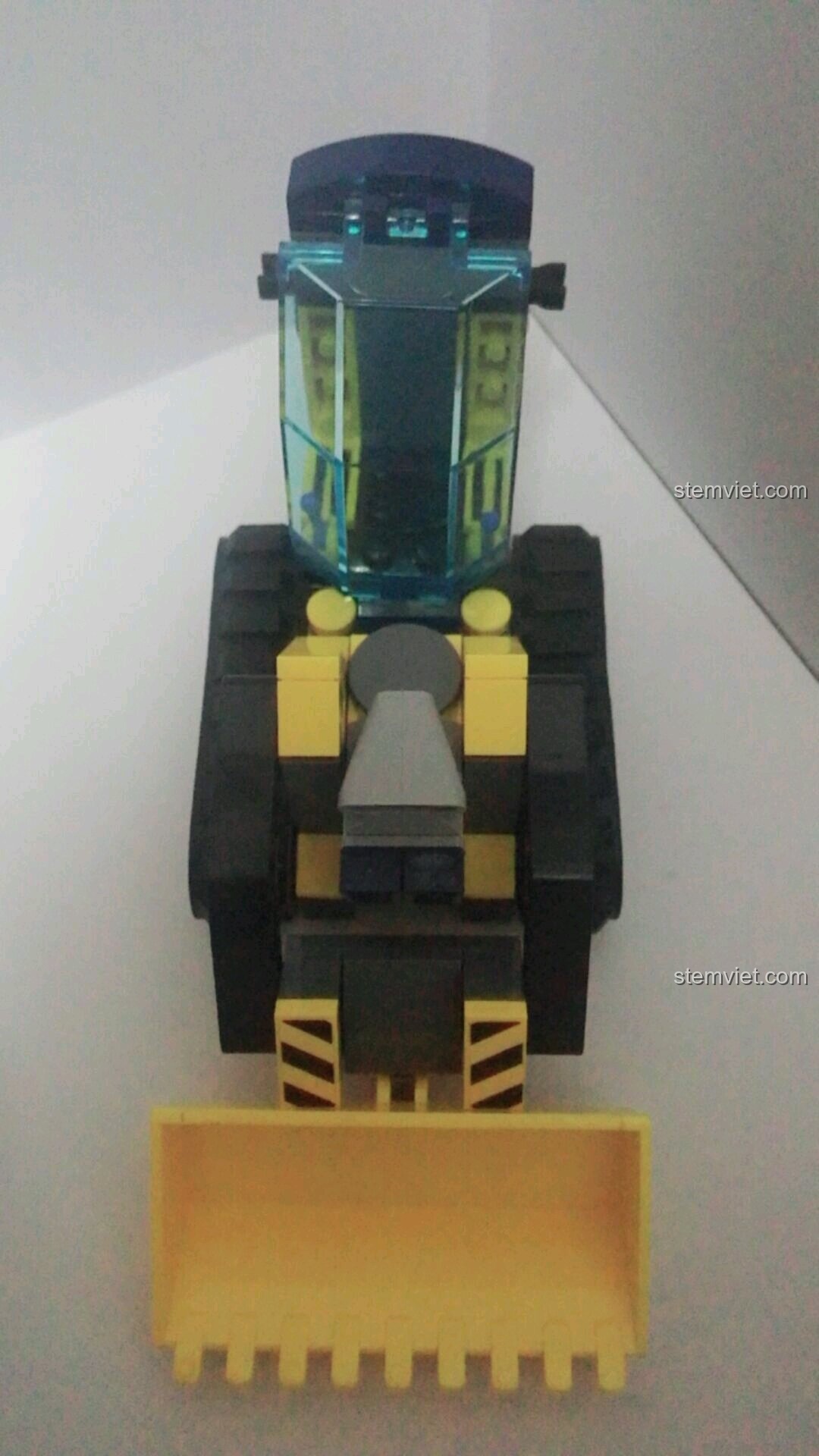 Phụ kiện cưa và loa được gắn hai bên khoang lái của bộ lắp ráp Xe Ủi Đá Đội Tinh Thạch Kyanite Squad 2402 của Enlighten.