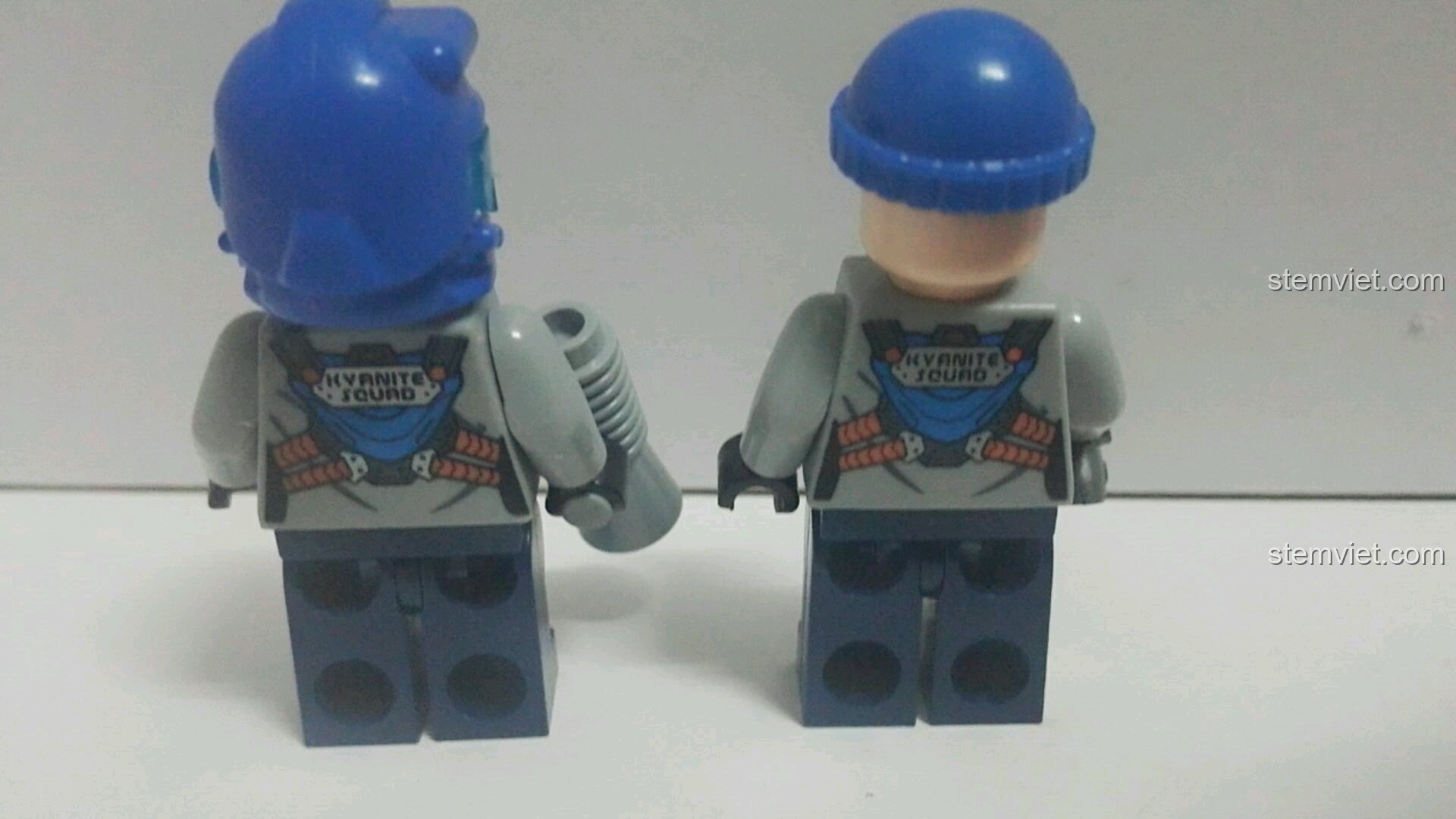 Các phụ kiện đi kèm bộ lắp ráp Xe Ủi Đá Đội Tinh Thạch Kyanite Squad 2402 của Enlighten: cưa, loa, rào chắn.