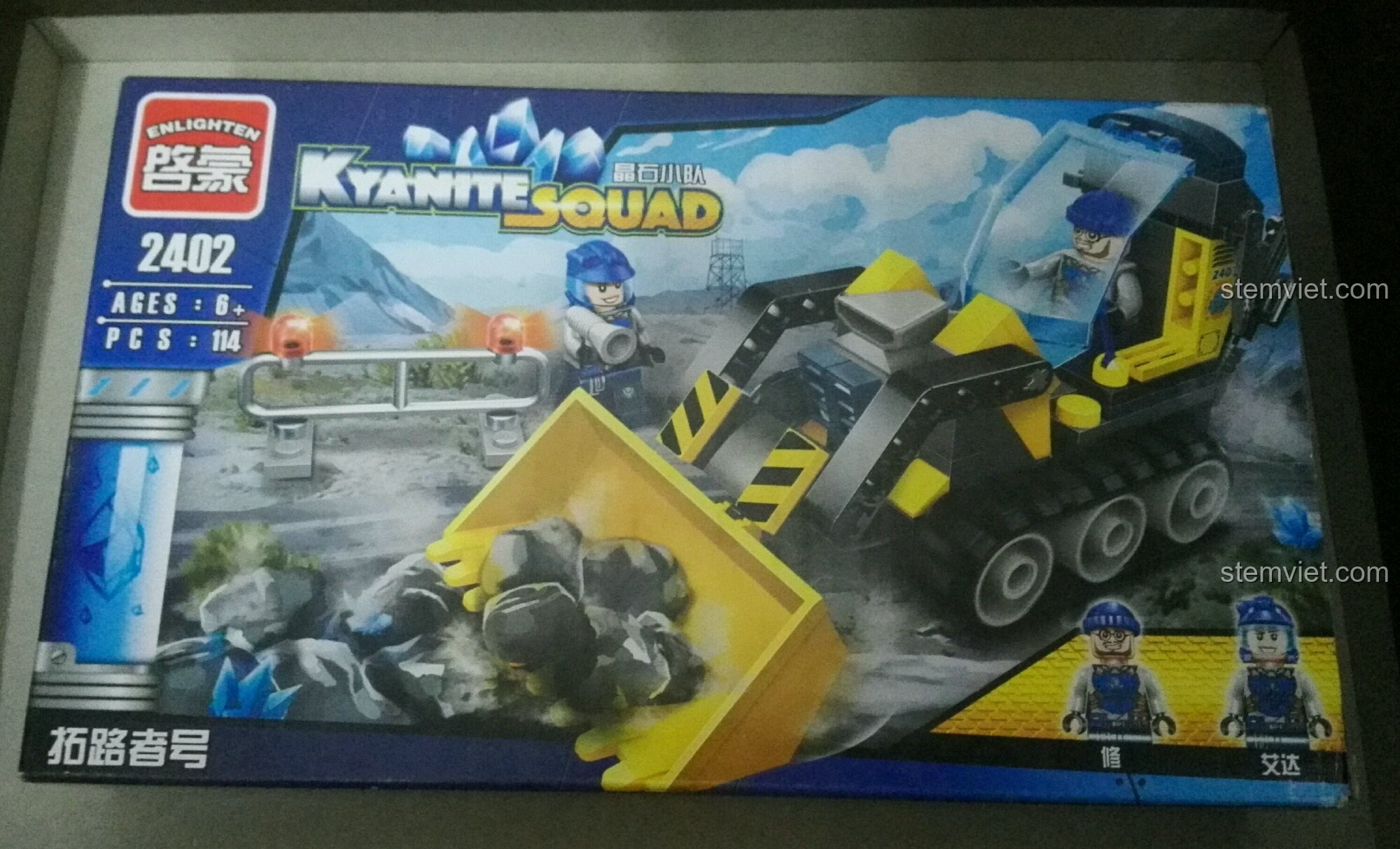 Mặt trước hộp bộ lắp ráp Xe Ủi Đá Đội Tinh Thạch Kyanite Squad 2402 của Enlighten, hiển thị tên sản phẩm và hình ảnh xe.