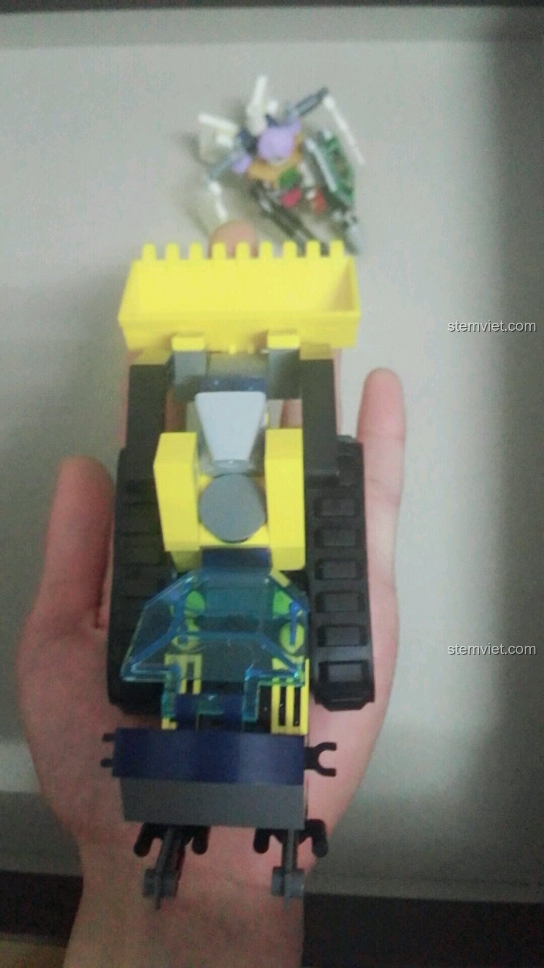 Khoang lái của bộ lắp ráp Xe Ủi Đá Đội Tinh Thạch Kyanite Squad 2402 của Enlighten có thể mở ra.