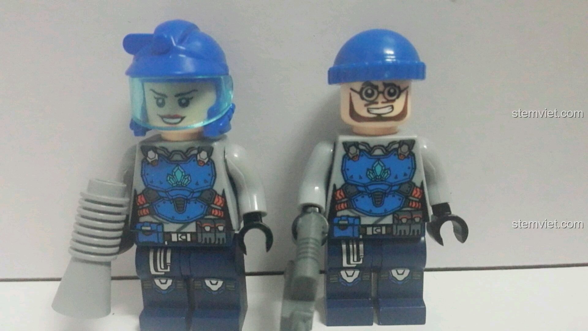 Chi tiết in trên thân nhân vật minifigure Xiu và Aida của bộ lắp ráp Enlighten 2402.