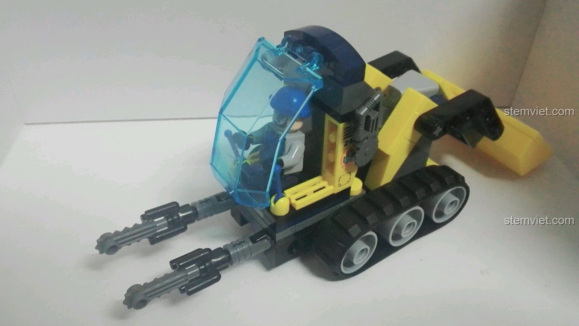 Tổng quan bộ lắp ráp Xe Ủi Đá Đội Tinh Thạch Kyanite Squad 2402 của Enlighten, thể hiện sự hài lòng.