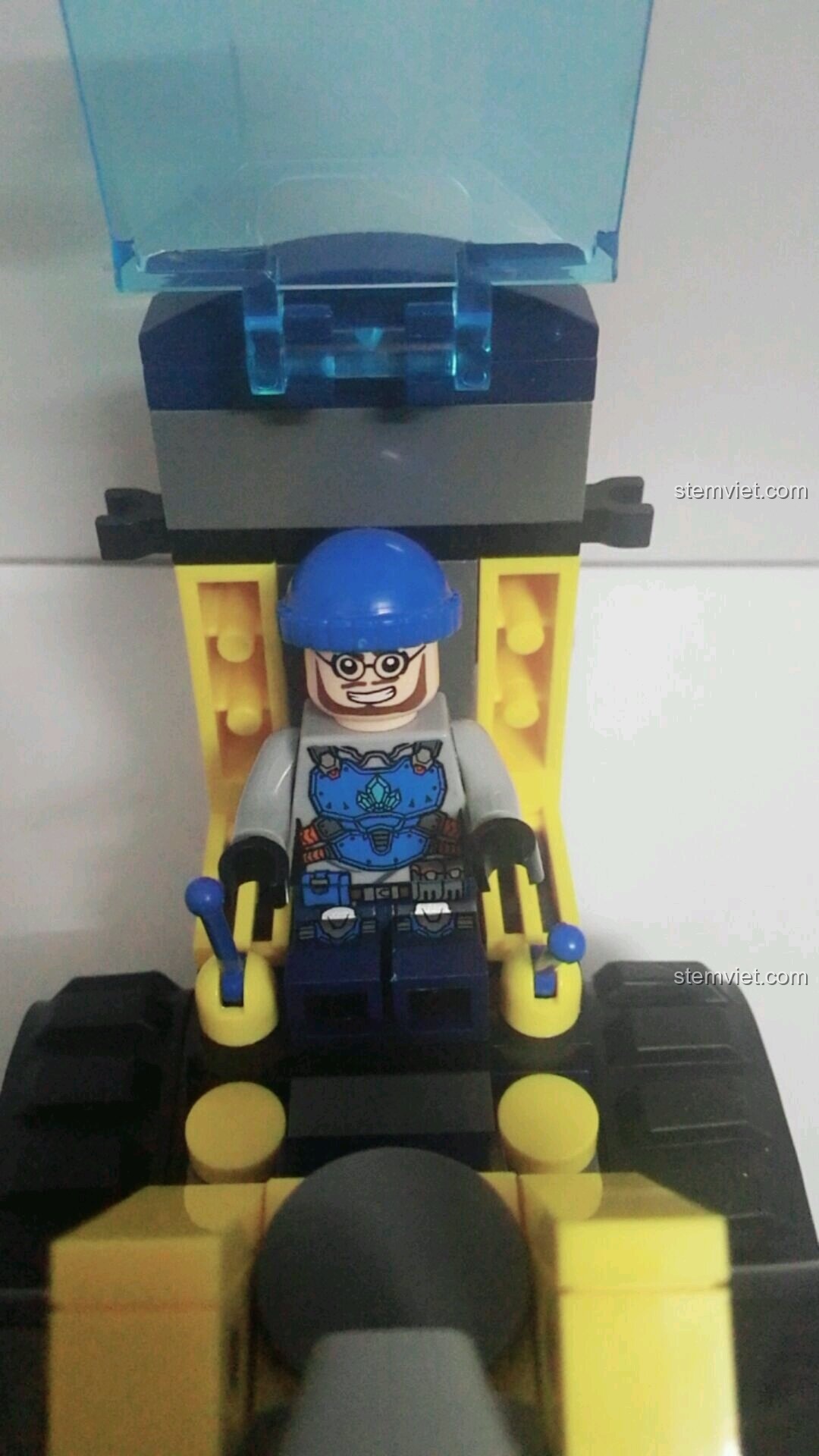 Chi tiết khớp nối của xẻng trên bộ lắp ráp Xe Ủi Đá Đội Tinh Thạch Kyanite Squad 2402 của Enlighten.