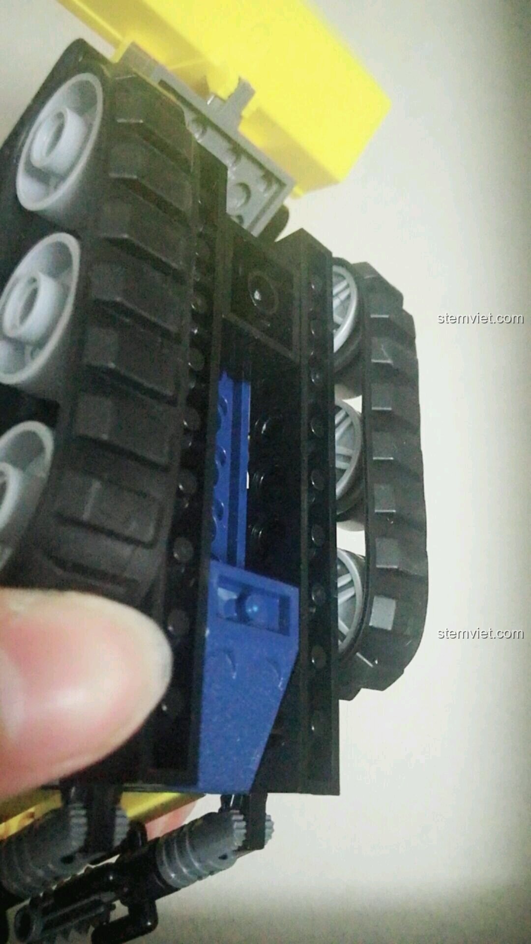 Chiếc xẻng phía trước của bộ lắp ráp Xe Ủi Đá Đội Tinh Thạch Kyanite Squad 2402 của Enlighten, có thể điều chỉnh.