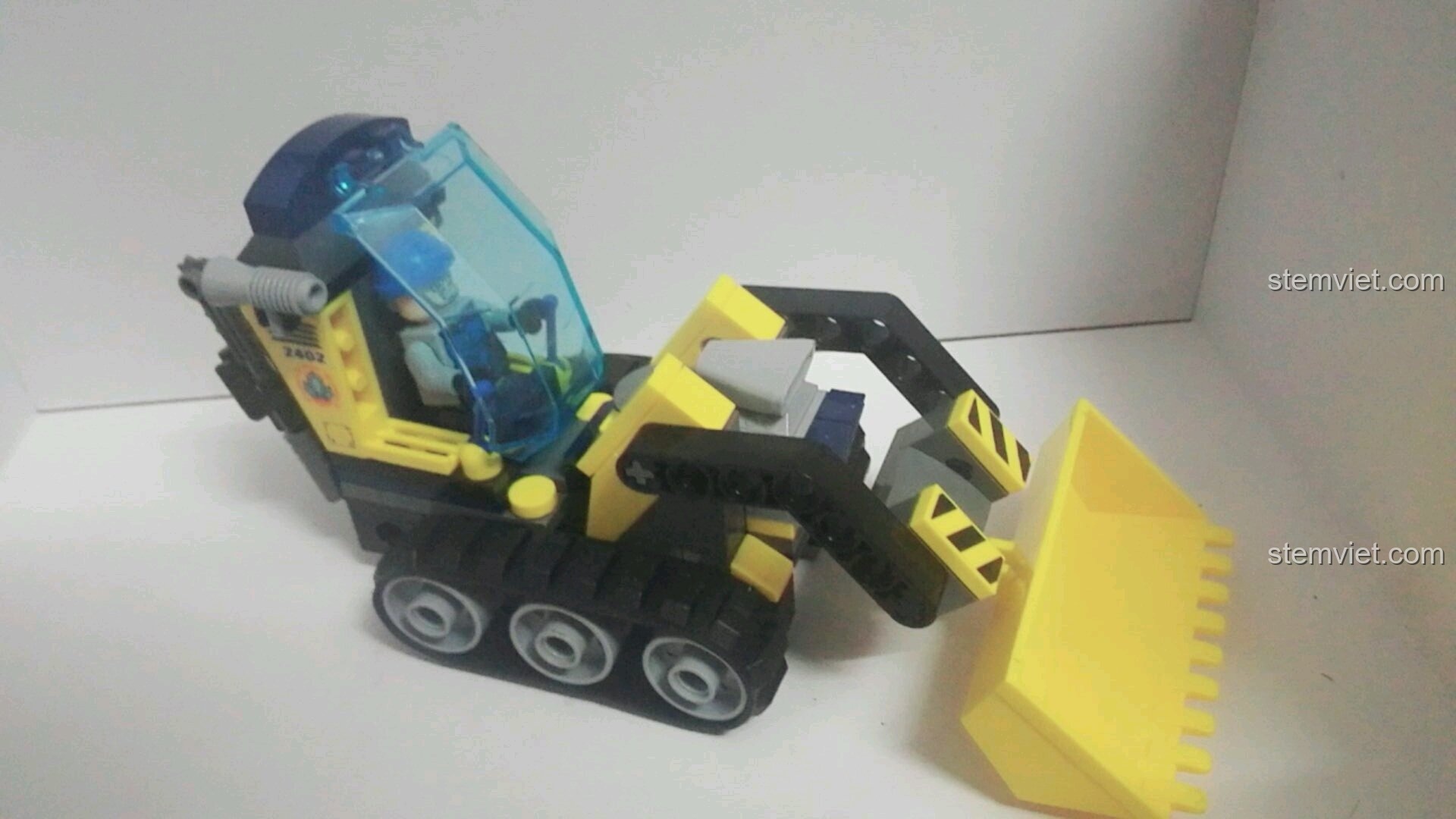 Chi tiết hai lưỡi cưa trên bộ lắp ráp Xe Ủi Đá Đội Tinh Thạch Kyanite Squad 2402 của Enlighten, có thể xoay.