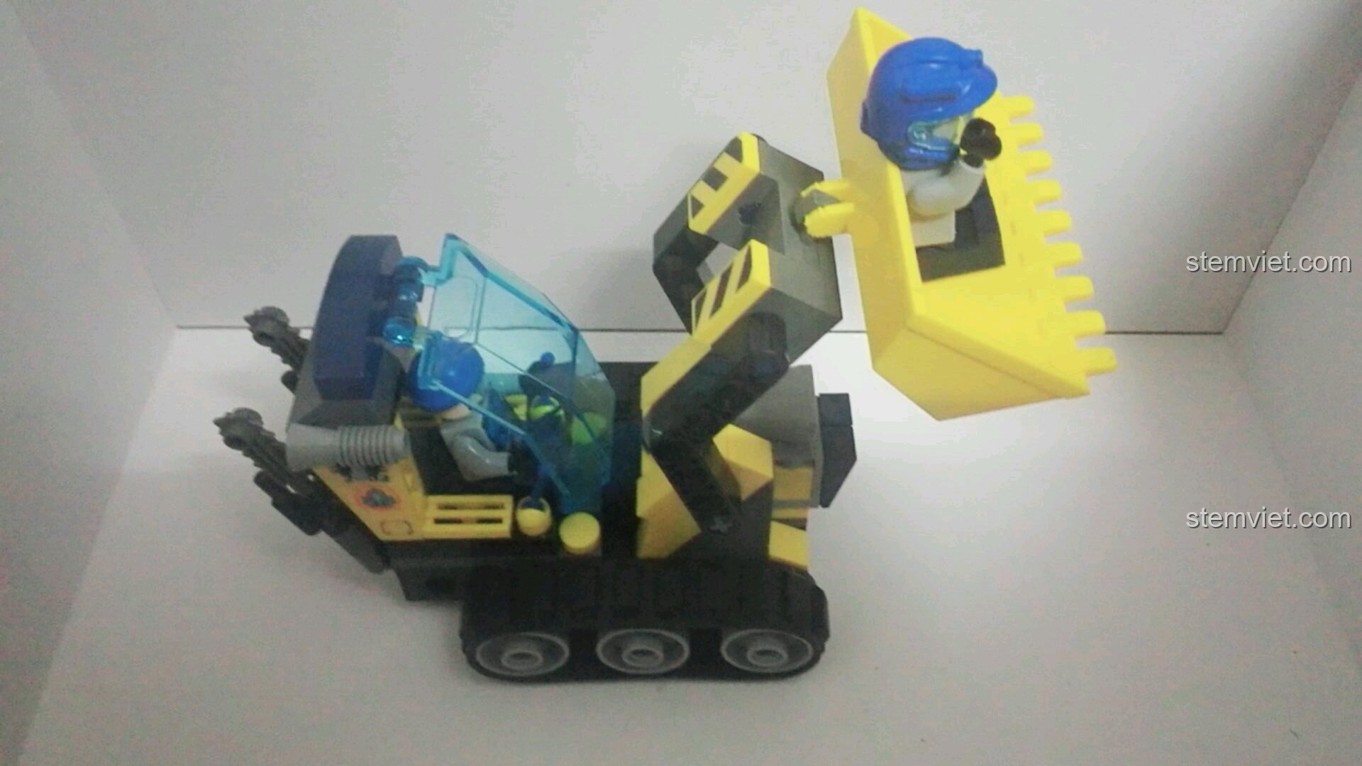 Nhân vật minifigure Aida điều khiển bộ lắp ráp Xe Ủi Đá Đội Tinh Thạch Kyanite Squad 2402 của Enlighten ở dạng phá đá.