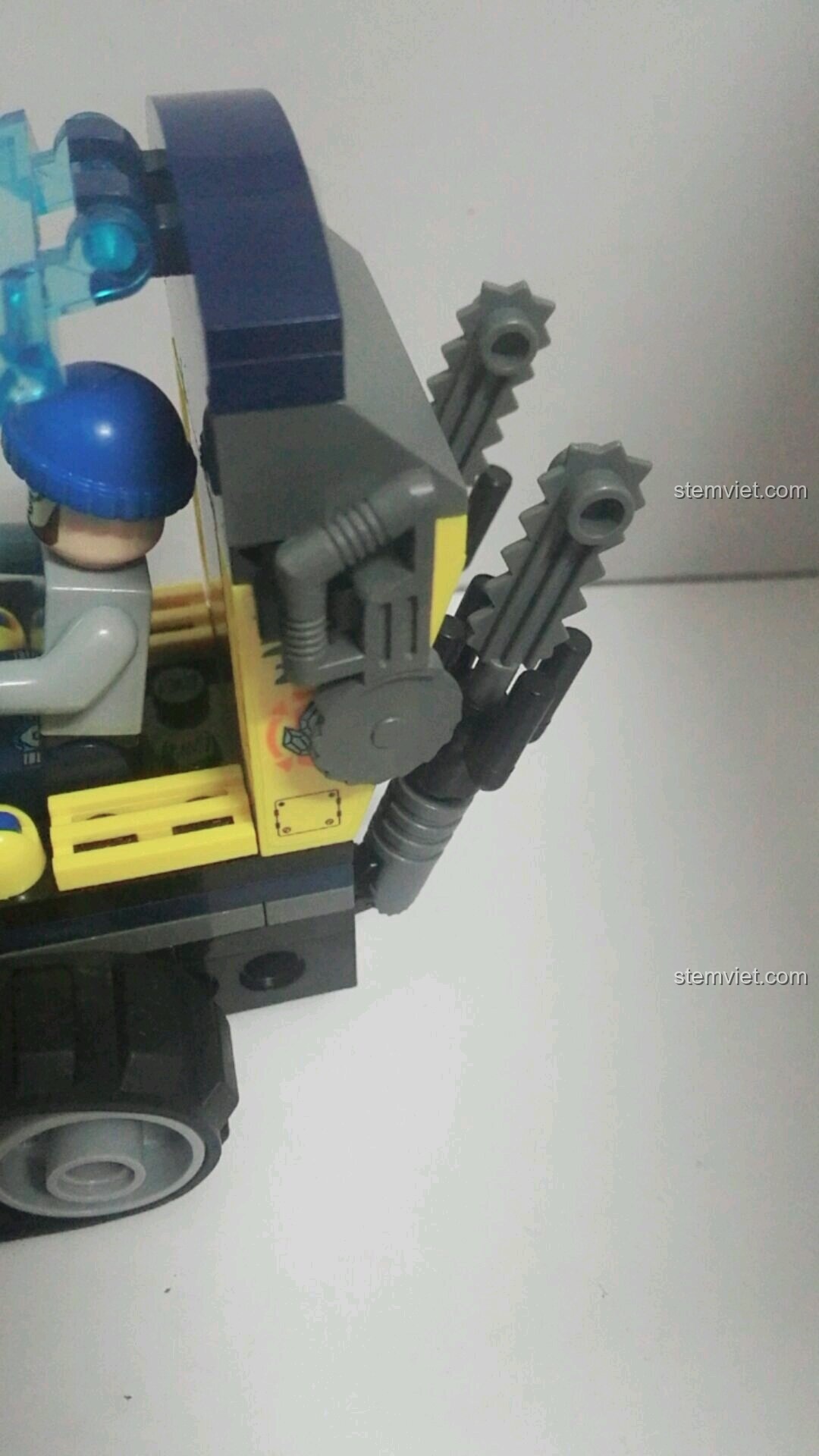 Bộ lắp ráp Xe Ủi Đá Đội Tinh Thạch Kyanite Squad 2402 của Enlighten ở dạng phá đá, với hai lưỡi cưa phía trước.