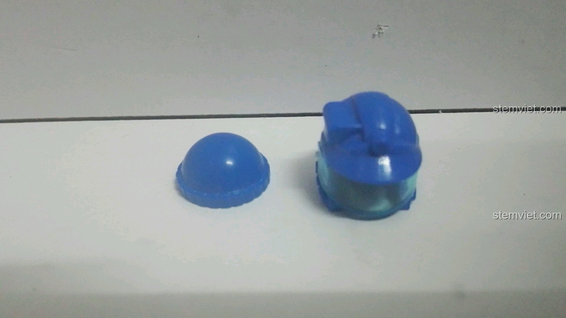 Kích thước bộ lắp ráp Xe Ủi Đá Đội Tinh Thạch Kyanite Squad 2402 của Enlighten khi hoàn thành, vừa vặn trong lòng bàn tay.