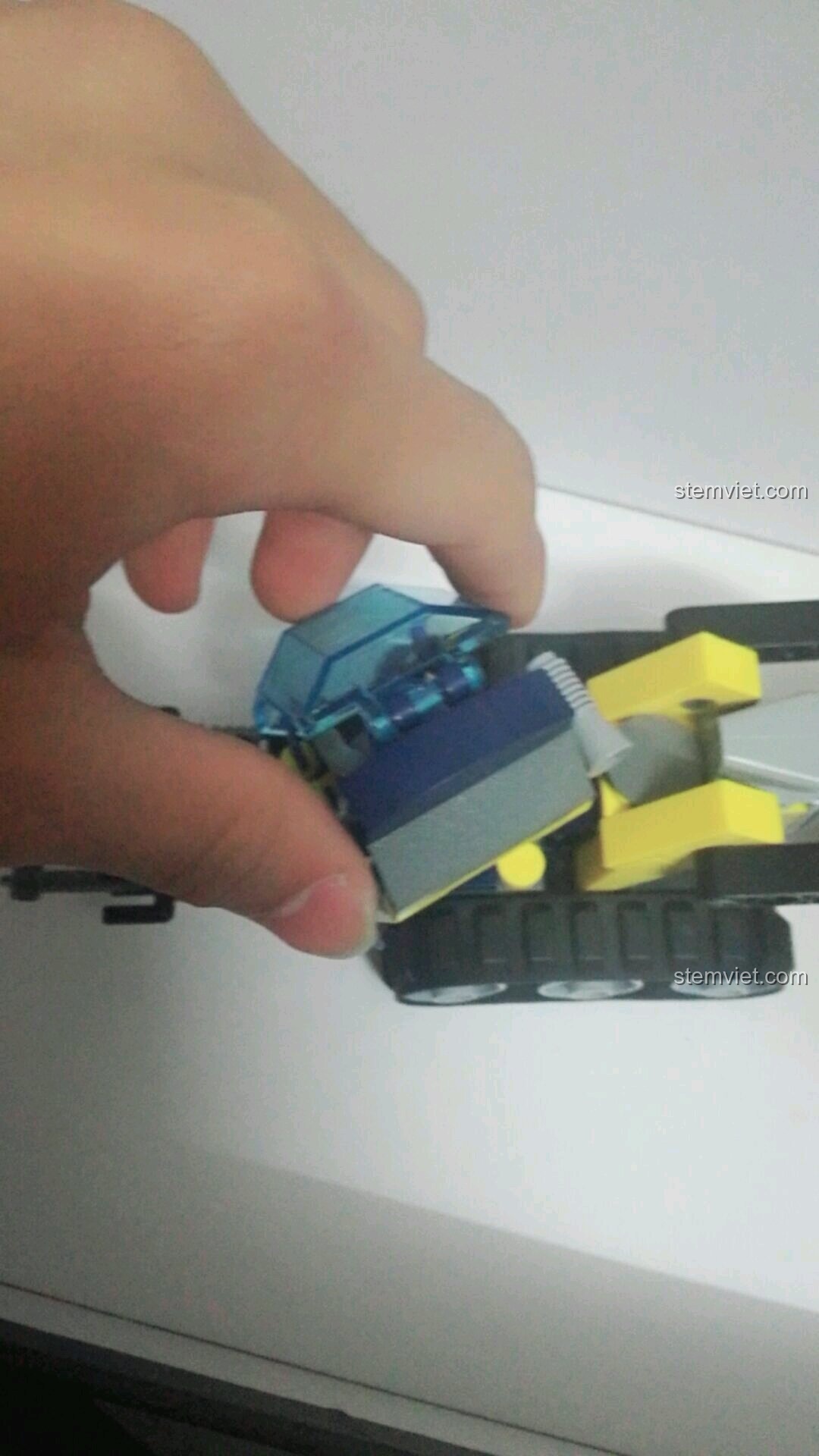 Các mảnh ghép còn lại sau khi hoàn thành bộ lắp ráp Xe Ủi Đá Đội Tinh Thạch Kyanite Squad 2402 của Enlighten.