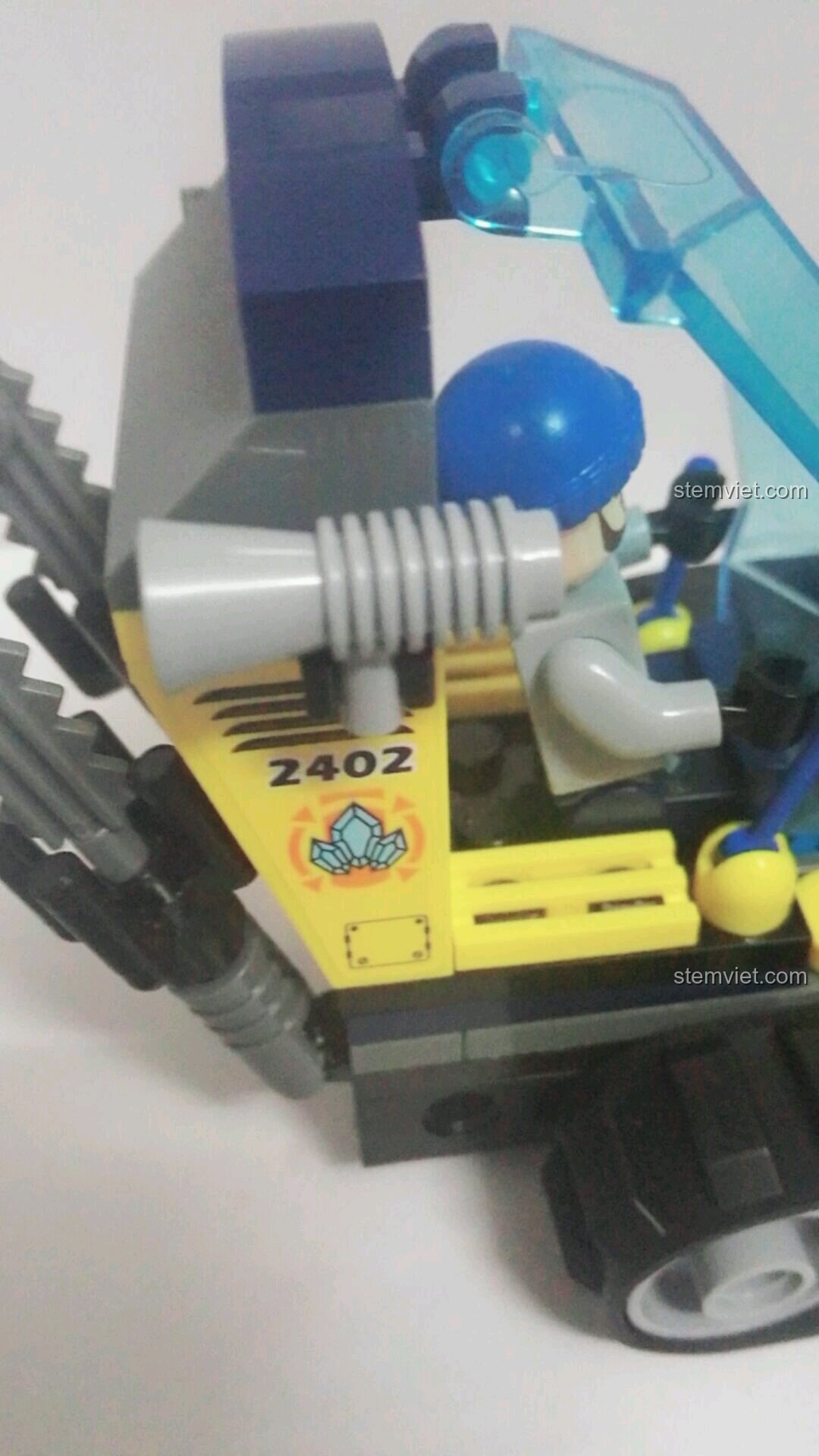 Chi tiết các mảnh ghép được lắp ráp chắc chắn trên bộ lắp ráp Xe Ủi Đá Đội Tinh Thạch Kyanite Squad 2402 của Enlighten.