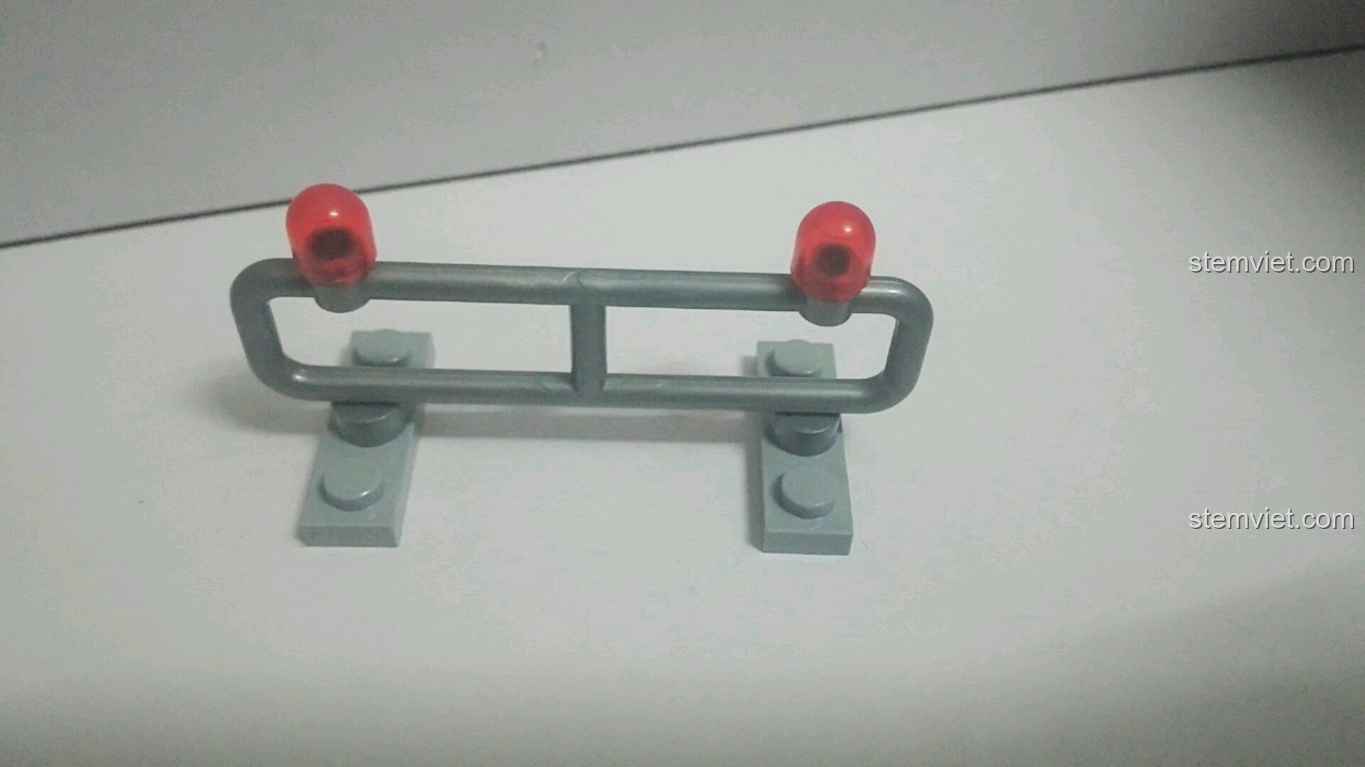 Chi tiết bánh xích của bộ lắp ráp Xe Ủi Đá Đội Tinh Thạch Kyanite Squad 2402 của Enlighten, cho thấy khả năng di chuyển.