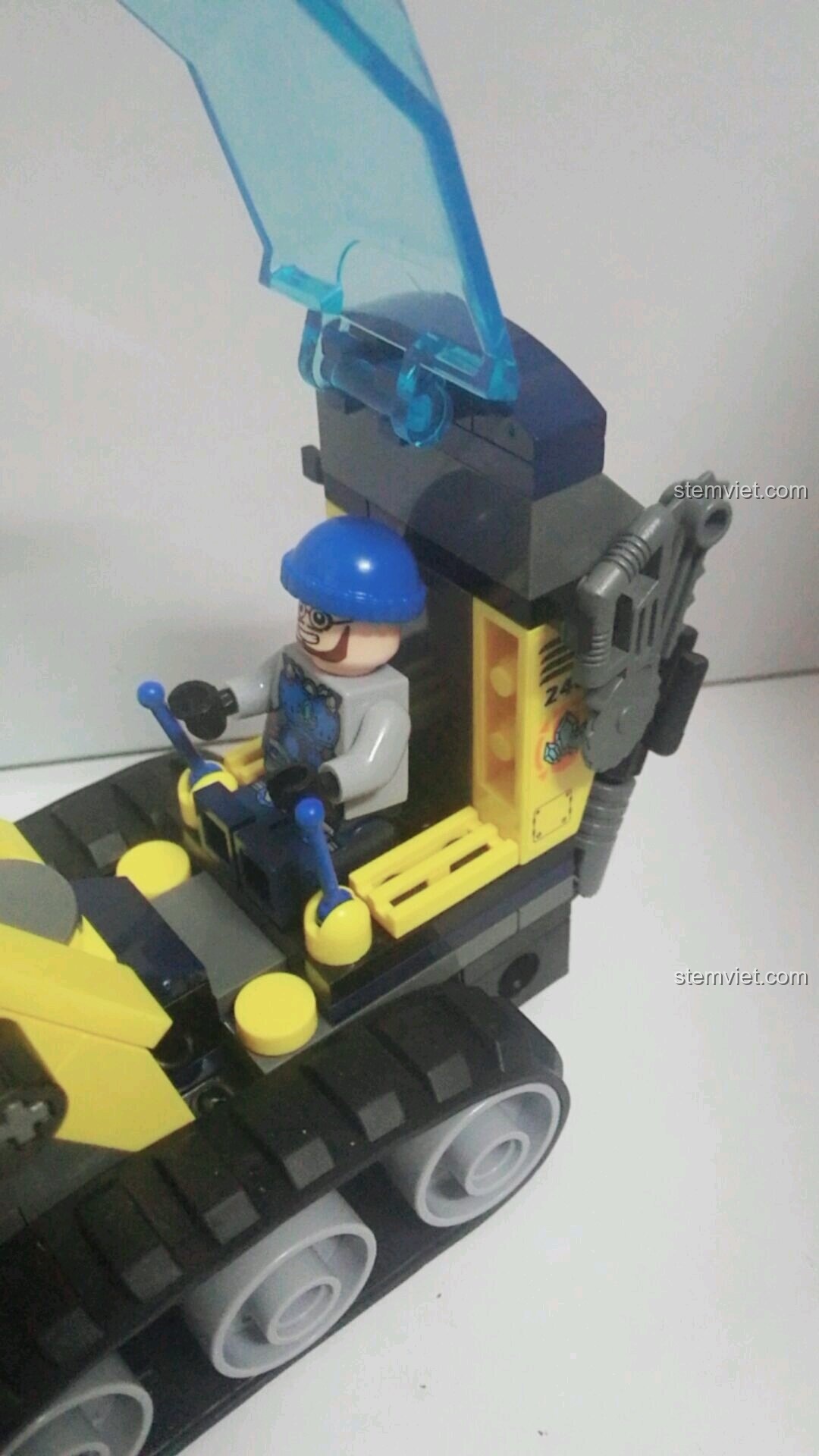 Quá trình biến hình của bộ lắp ráp Xe Ủi Đá Đội Tinh Thạch Kyanite Squad 2402 của Enlighten từ dạng xúc sang dạng phá đá.