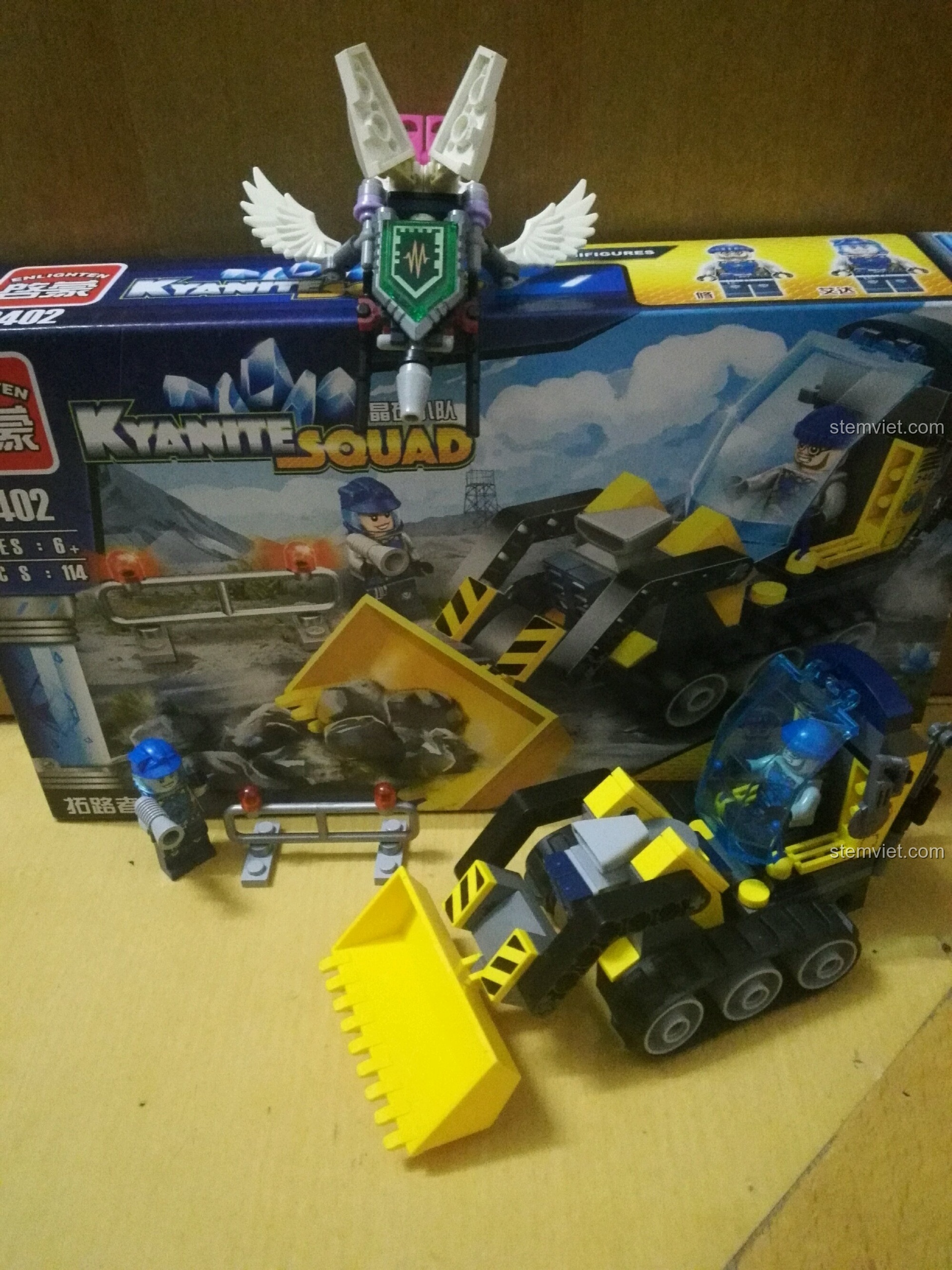 Toàn cảnh bộ lắp ráp Xe Ủi Đá Đội Tinh Thạch Kyanite Squad 2402 của Enlighten với các nhân vật và phụ kiện đi kèm.