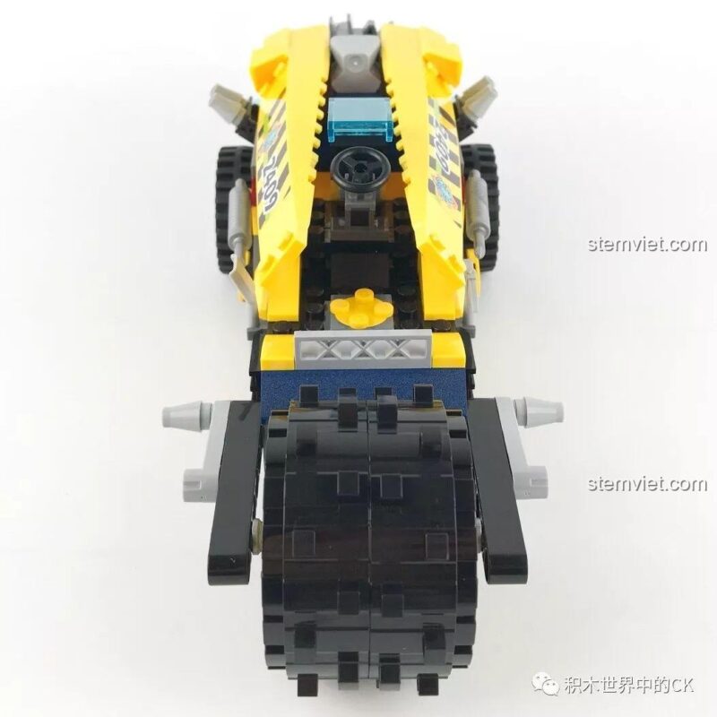 Góc nhìn bên hông của bộ lắp ghép Enlighten 2409 Xe Công Trình Khoan, thể hiện chiều dài và các chi tiết bên thân xe, đồ chơi mô hình cho bé trai.
