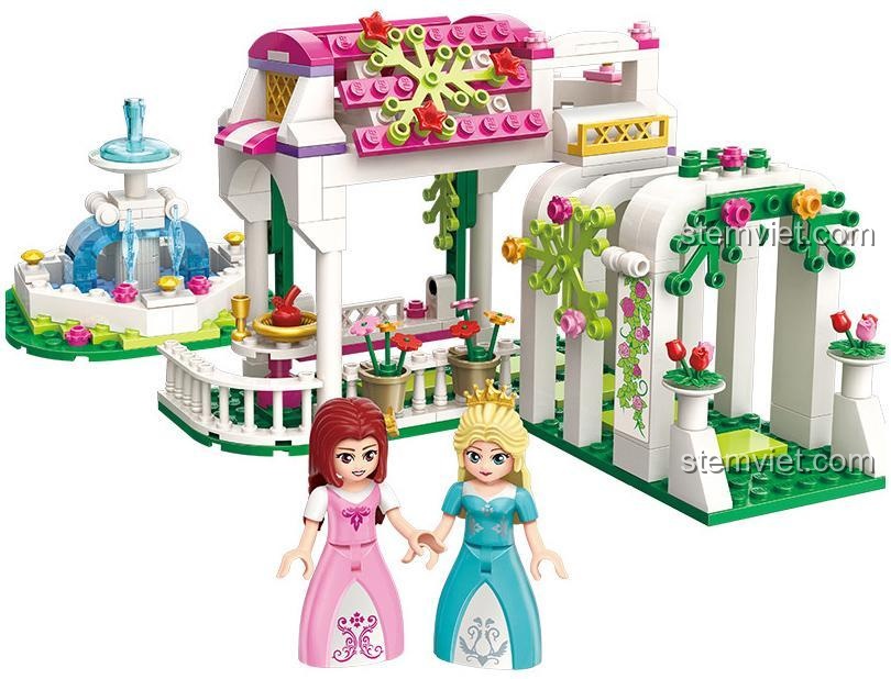 Góc nhìn khác của bộ đồ chơi Enlighten 2602 Lâu đài Công chúa Leah, thể hiện sự hài hòa giữa kiến trúc và thiên nhiên, phù hợp cho bé gái yêu cổ tích.