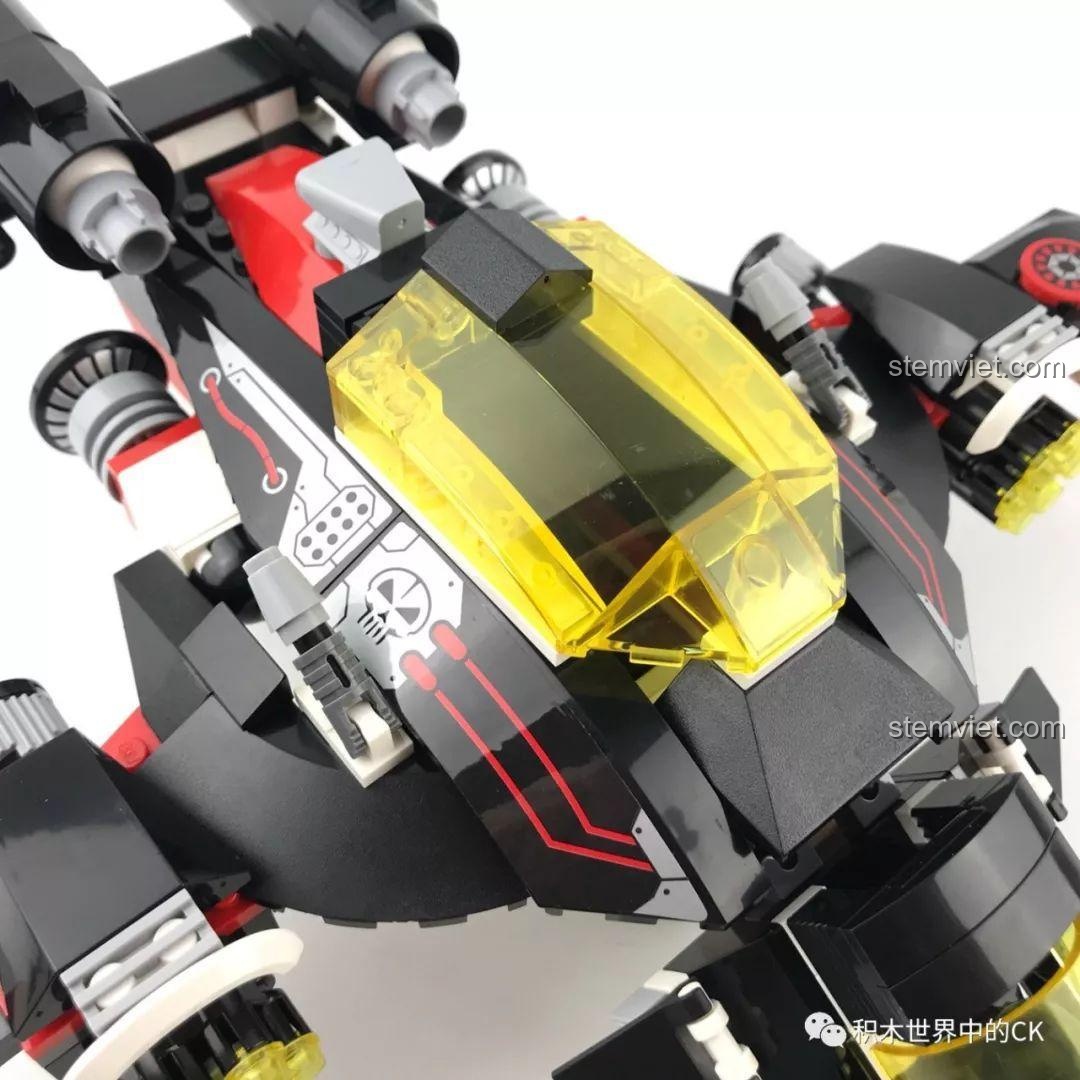Mũi máy bay của Máy bay ném bom Enlighten 2716 Máy Bay Ném Bom Tia Chớp Đen có thể gập lên, thể hiện tính năng linh hoạt. Đồ chơi mô hình máy bay phản lực.