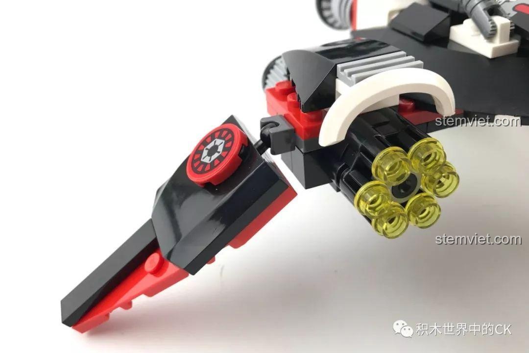 Buồng lái phía sau của Máy bay ném bom Enlighten 2716 Máy Bay Ném Bom Tia Chớp Đen mở ra, cho phép minifigure thứ hai vào vị trí. Đồ chơi mô hình máy bay tương lai.
