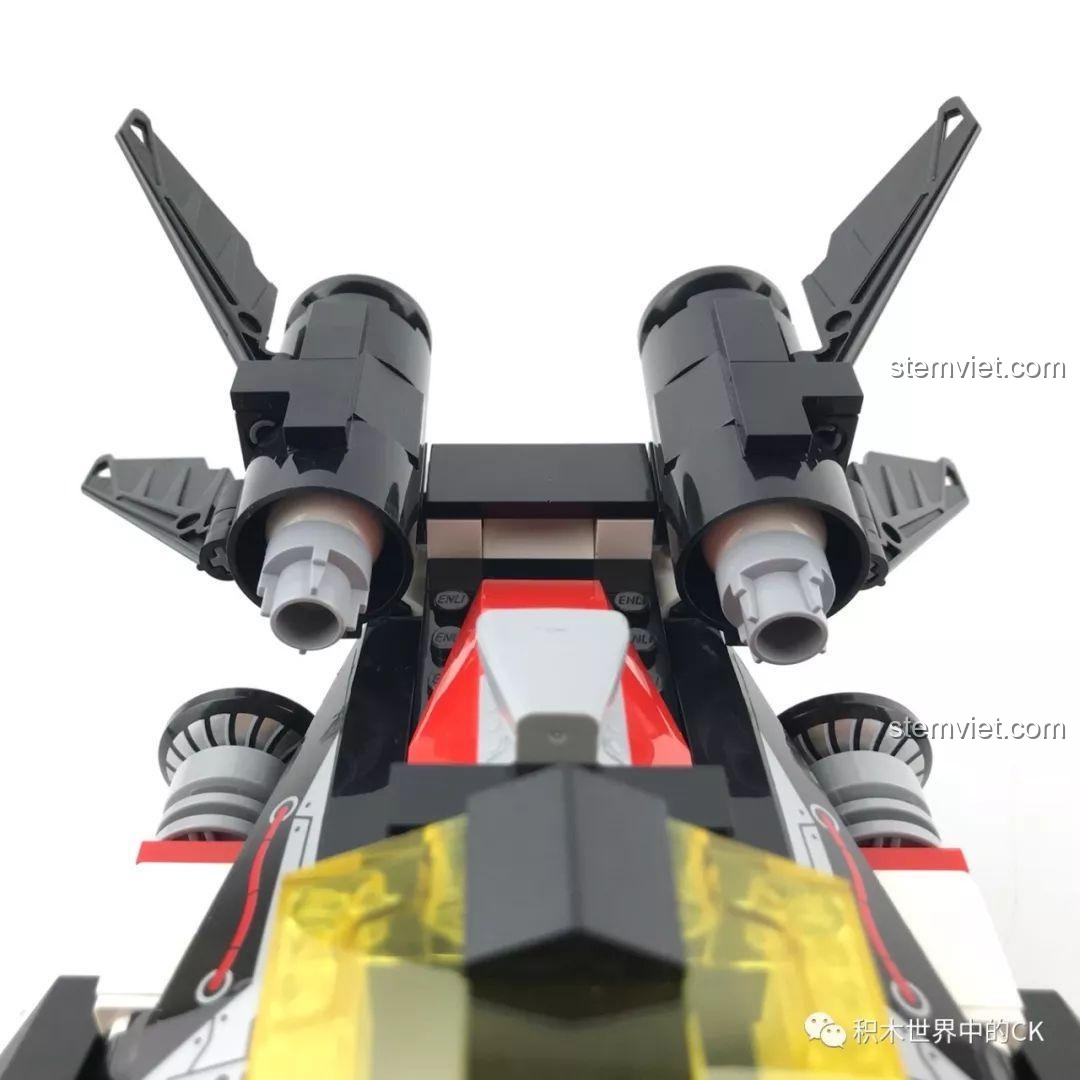 Cơ chế bắn đạn của Máy bay ném bom Enlighten 2716 Máy Bay Ném Bom Tia Chớp Đen, sẵn sàng khai hỏa. Đồ chơi lắp ráp có tính năng bắn đạn nhựa.
