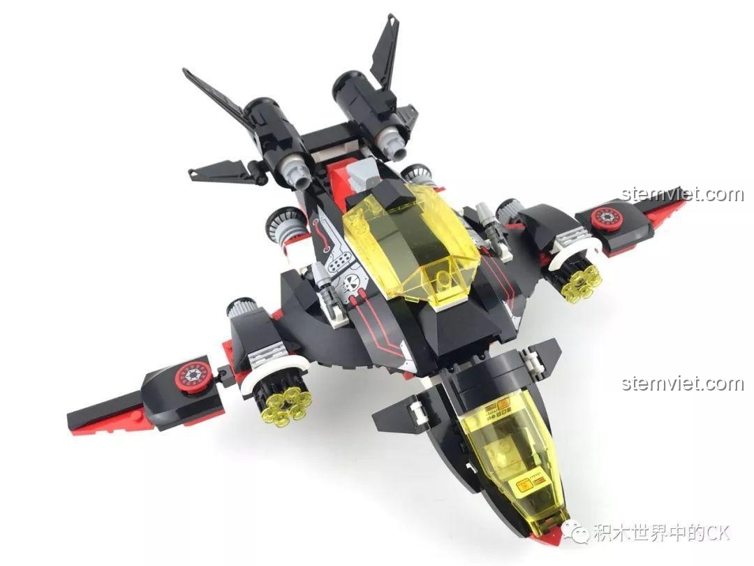 Phần đuôi của Máy bay ném bom Enlighten 2716 Máy Bay Ném Bom Tia Chớp Đen, chi tiết cánh đuôi. Đồ chơi lắp ráp máy bay tương lai.