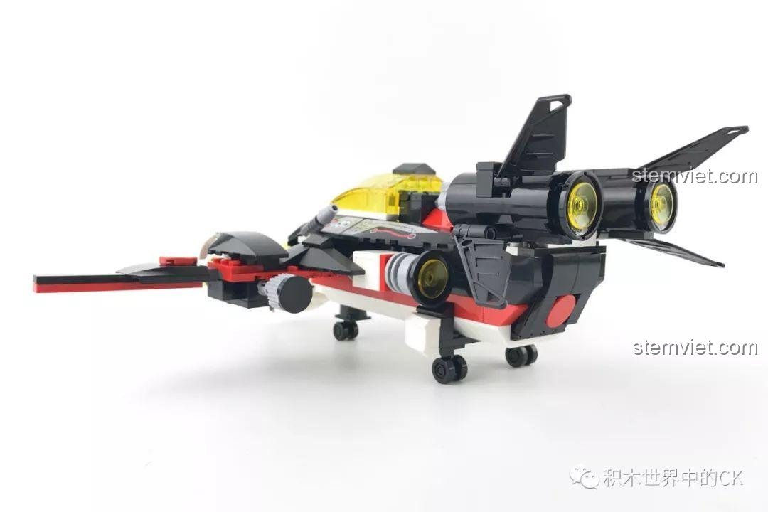 Máy bay ném bom Enlighten 2716 Máy Bay Ném Bom Tia Chớp Đen nhìn trực diện, thể hiện thiết kế mạnh mẽ. Đồ chơi lắp ráp máy bay chiến đấu cho bé trai 6 tuổi.