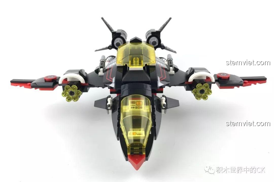 Minifigure đang đứng trên trạm tiền tiêu quân sự của bộ lắp ghép Enlighten 2716 Máy Bay Ném Bom Tia Chớp Đen, sẵn sàng chiến đấu. Đồ chơi lắp ráp cho bé trai.