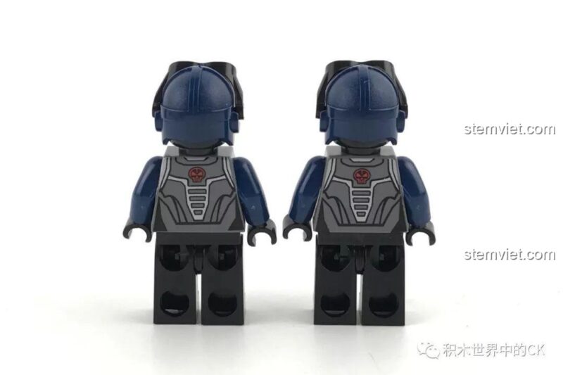 Mặt sau của minifigure Douglas và George trong bộ lắp ghép Enlighten 2716 Máy Bay Ném Bom Tia Chớp Đen, thể hiện chi tiết trang phục. Đồ chơi lắp ráp chất lượng.